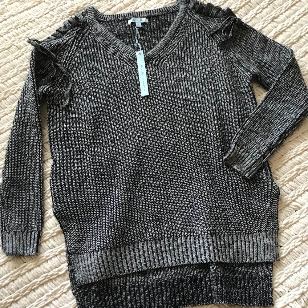 Grey knitted sweater with open shoulders and ties